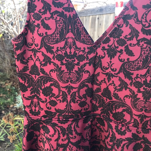 Black-detailed maroon dress - Picture 4 of 4